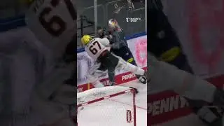 Spieler rasselt mit Torwart zusammen 😳