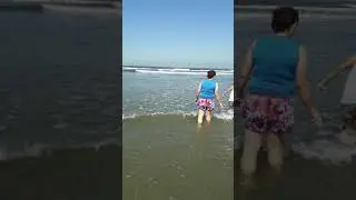 #shorts Mariana tirando onda com a mamãe 🌊🌊