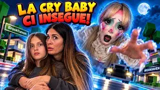 CRY BABY ci SPIA e ci INSEGUE su BROOKHAVEN! Roblox con MAMMA 😱🔥