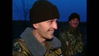 Он ехал сидя на броне