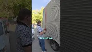 Водитель привез холодильник на крыше грузовика, но не рассчитал высоту арки.