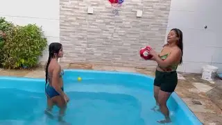 Brincando na piscina com minha mae