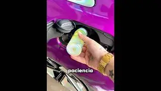 El coche bebe gasolina como un bebé 🍼😂 #shorts