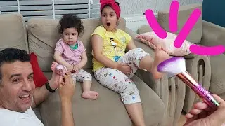 Çocuk Videoları Babası Yaramazlık Yapan YAĞMUR ve YAPRAK'ın Ayaklarını Gıdıklıyo.