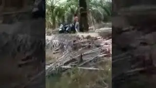 Anak Sekolah Kepergok sama Warga Lagi Berduaan Di Kebun Sawit