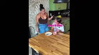 Ela mandou a filha limpar a mesa e se arrependeu no mesmo segundo! 😂 #shorts