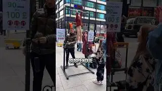 Cette fille reste suspendu à une barre de traction avec la force de ses bras.