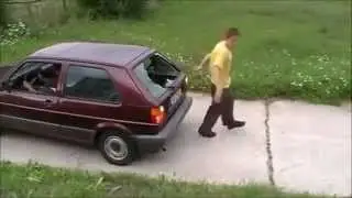 Прикол разбил стекло задом
