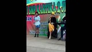 Duet ngamen Nenek VS Cucu