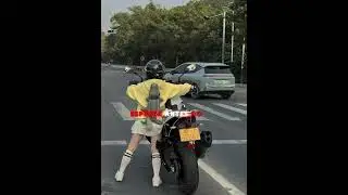 Ela comprou uma moto maior que ela