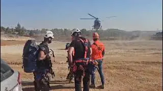 מטיילים במצוקה בנחל חצצון במדבר יהודה, חילוץ מוסק בדרכו אליהם עם לוחמי האש