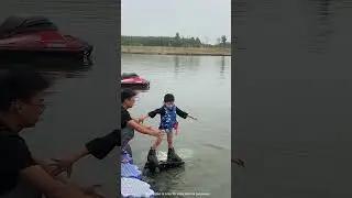 Este padre hizo un Jetpack de agua para su hijo 👏