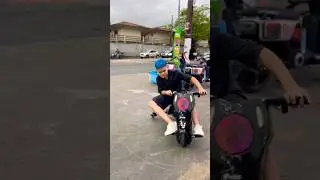 MC LORENZO DE TRICICLO ELÉTRICO #funny