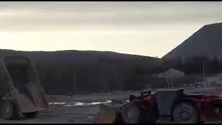 Хочет заехать в кузов самосвала
