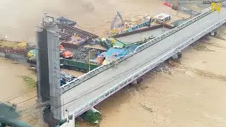 Boats crash into bridge in terrible flood 😰